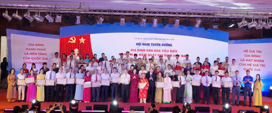 gia-dinh-tieu-bieu-1.jpg