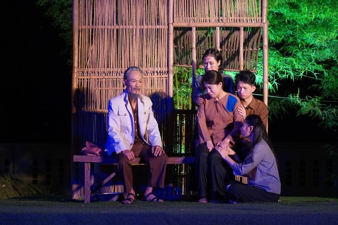 Cảnh trong chương trình nghệ thuật "Bác Hồ một tình yêu bao la". viet-han-6.jpg