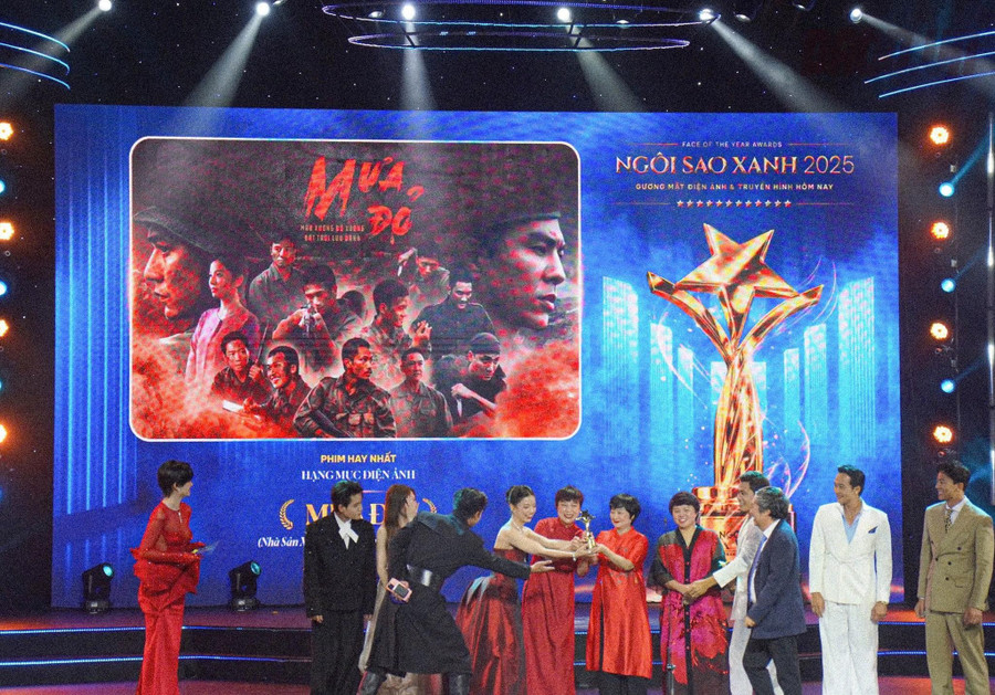 Đoàn làm phim "Mưa đỏ" nâng cúp tại Giải thưởng Ngôi Sao Xanh 2025.