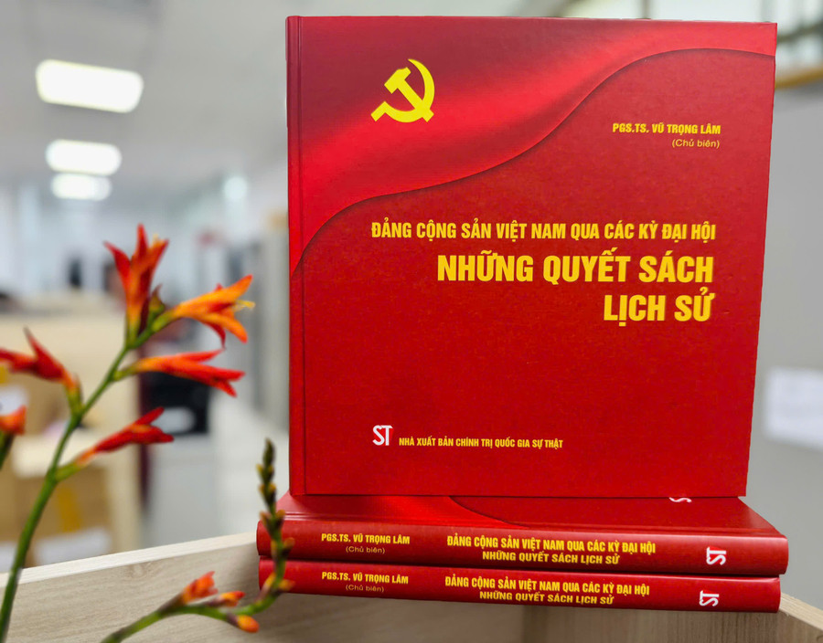 Cuốn sách là một cẩm nang lý luận sắc bén từ thực tiễn 13 kỳ Đại hội của Đảng. quyet-sach-2.jpg