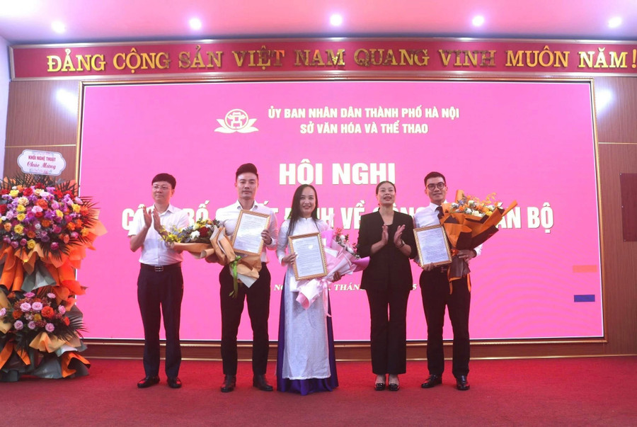 Bà Bạch Liên Hương - Giám đốc Sở Văn hóa và Thể thao Hà Nội trao quyết định bổ nhiệm chức danh Giám đốc Nhà hát Chèo Hà Nội cho NSND Thu Huyền và chức danh Phó giám đốc cho NSƯT Quốc Phòng. cheo-ha-noi-1.jpg