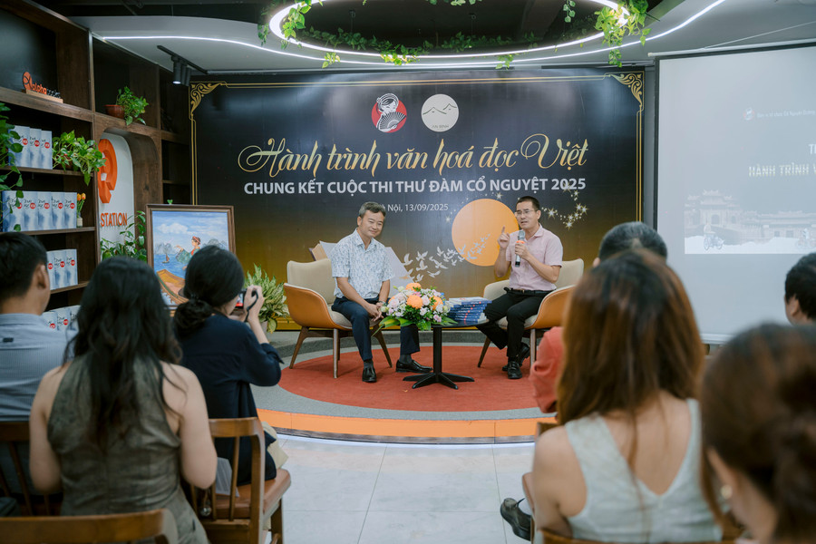 Nhà thơ Đỗ Anh Vũ (trái) và Dịch giả - chuyên gia khuyến đọc Nguyễn Quốc Vương tại toạ đàm. thu-dam-co-nguyet-2.jpg