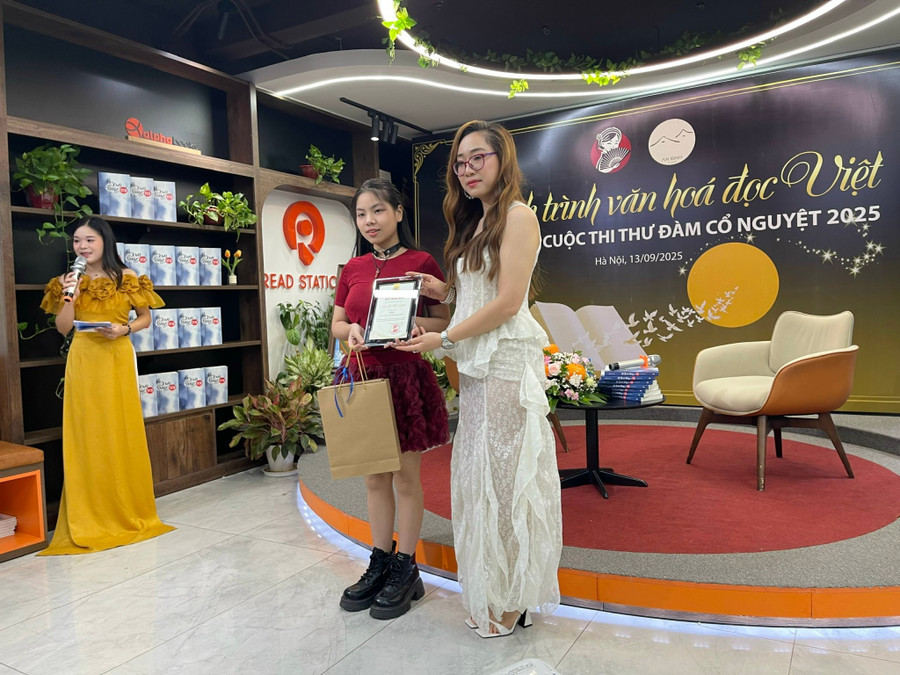 Bạn Mai Lê Kỳ Duyên, học sinh lớp 11A6 - Trường THPT Đống Đa (Hà Nội) đoạt giải Nhì - và là thí sinh nhỏ tuổi nhất. thu-dam-co-nguyet-4.jpg