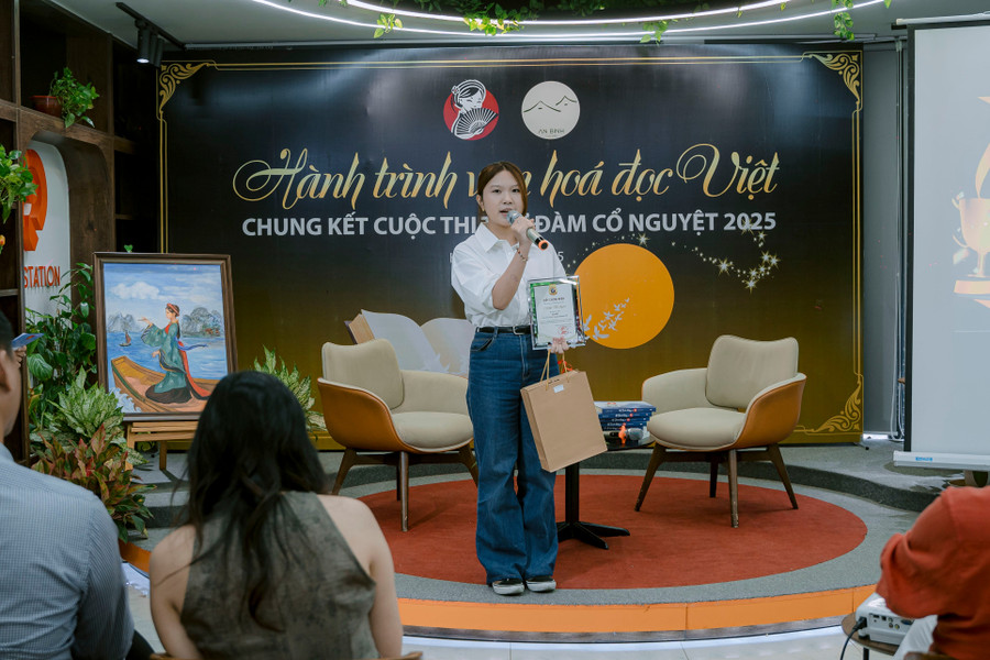 Bạn Hoàng Thị Quyên, sinh viên khoa Việt Nam học - Trường ĐH Sư phạm Hà Nội 2 đoạt giải Nhất cuộc thi. thu-dam-co-nguyet-3.jpg