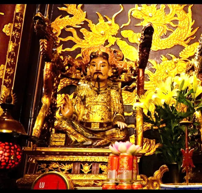 Tượng thờ Đệ tứ Vương tử Trần Triều Hưng Trí Vương Trần Quốc Hiện tại hậu cung đền Thượng - đền Cửa Ông. den-cua-ong-3.jpg