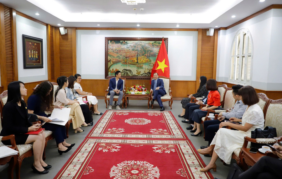 Đại diện lãnh đạo Bộ VH,TT&DL làm việc với ông Marc Woo, Tổng Giám đốc Google Việt Nam - Ảnh Bộ VH,TT&DL.