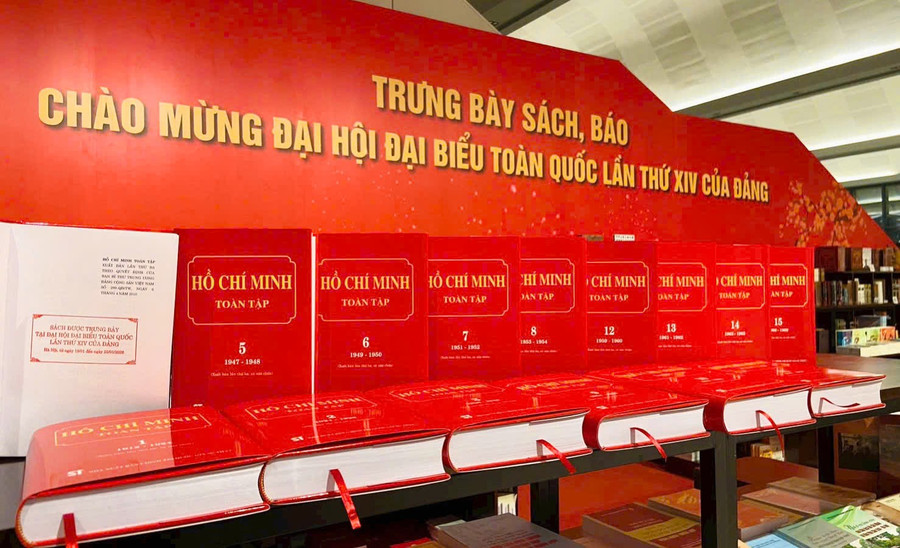 Bộ sách "Hồ Chí Minh Toàn tập" được tái bản, trưng bày chào mừng Đại hội XIV của Đảng.