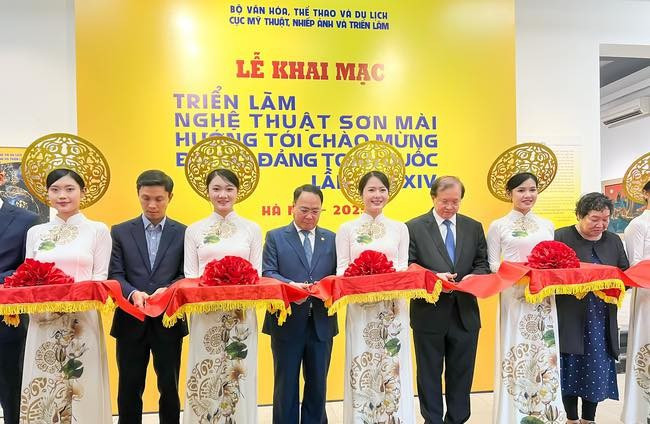 Các đại biểu cắt băng khai mạc triển lãm - Ảnh: Bộ VHTT&DL.