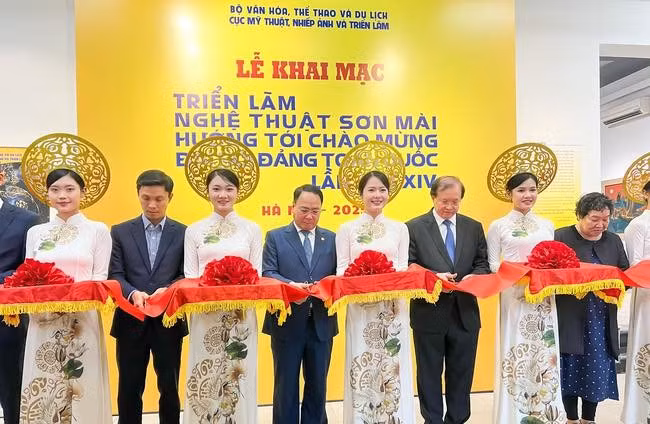 Các đại biểu cắt băng khai mạc triển lãm - Ảnh: Bộ VHTT&DL.