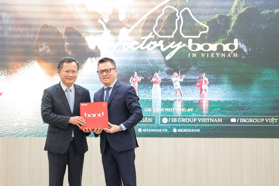Ông Lê Quốc Minh - Tổng biên tập báo Nhân Dân tặng MV "Victory - Bond in Vietnam" cho ông Cao Tường Huy - Chủ tịch UBND tỉnh Quảng Ninh. (ảnh BTC).
