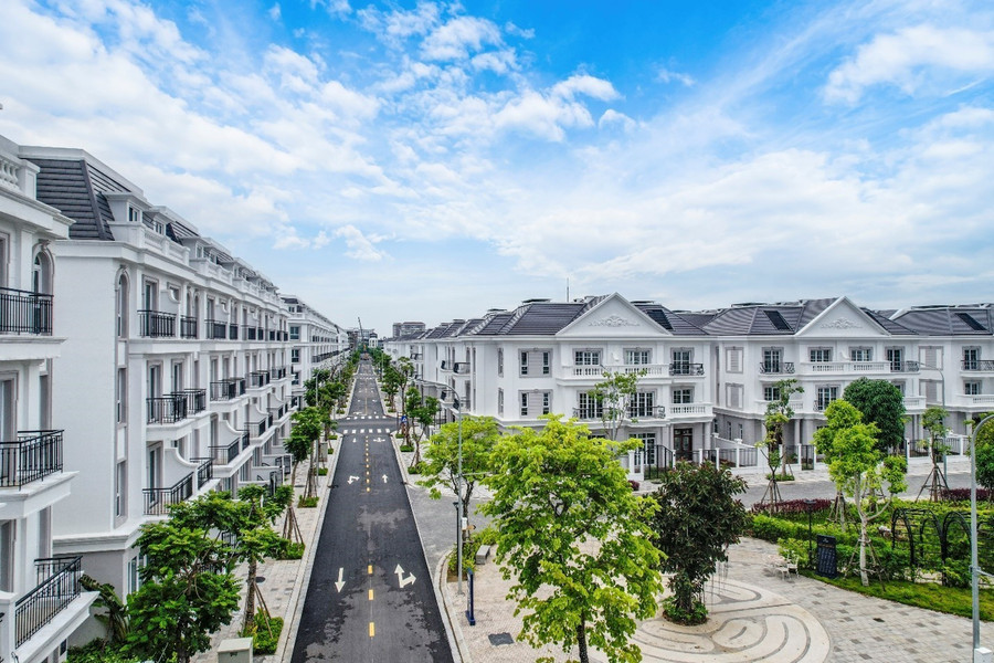 Toàn bộ biệt thự, shophouse đều được lắp đặt cửa hộp kính Eurowindow cao cấp cách âm cách nhiệt.