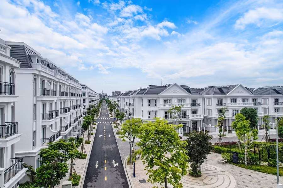 Toàn bộ biệt thự, shophouse đều được lắp đặt cửa hộp kính Eurowindow cao cấp cách âm cách nhiệt.