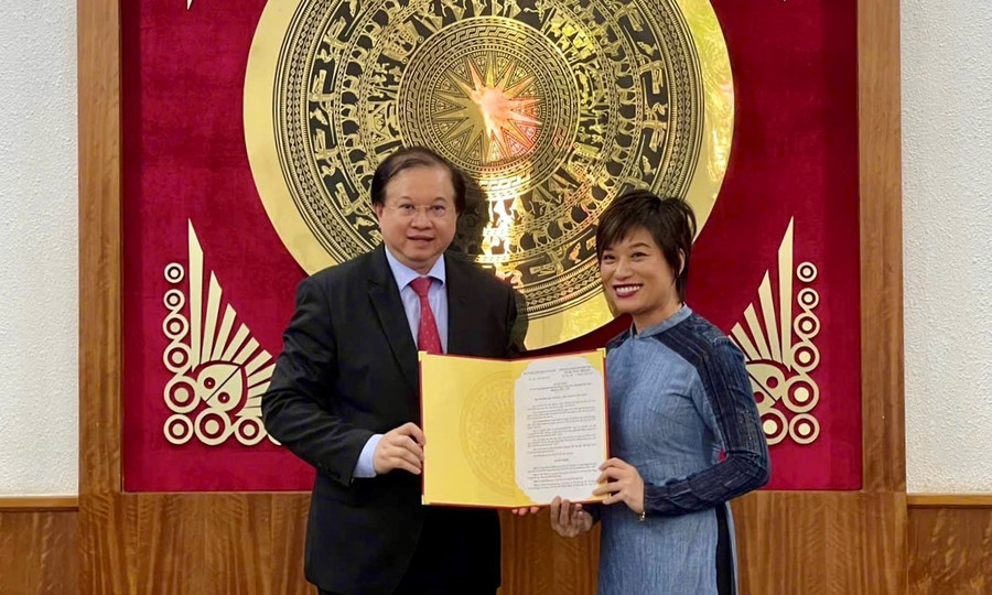 Thứ trưởng Bộ VH,TT&DL Tạ Quang Đông trao quyết định bổ nhiệm Chủ tịch Hội đồng trường Học viện Múa Việt Nam cho NSND Trần Ly Ly. (Ảnh: Bộ VH-TT&DL).