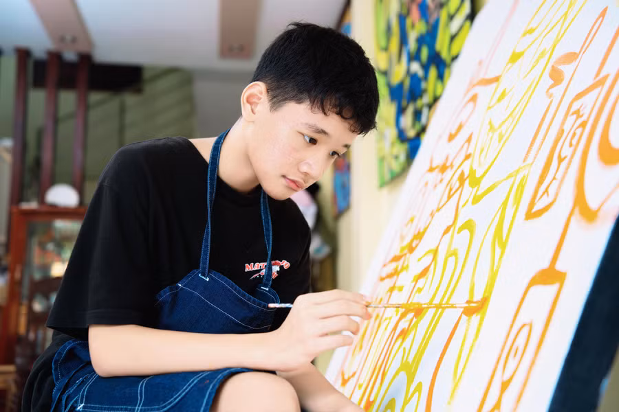 Hoạ sĩ nhí Phạm Hải Nguyên hiện đang học lớp 8 Trường THCS Hoàng Văn Thụ, phường Kỳ Lừa, tỉnh Lạng Sơn. 