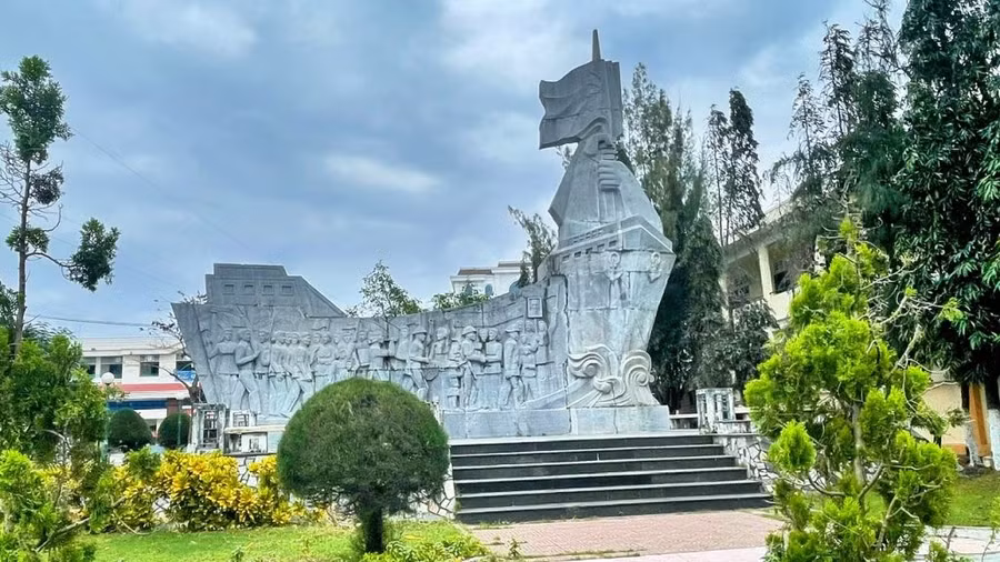 Bia di tích địa điểm chuyển quân tập kết ra Bắc tại Quy Nhơn - ảnh ITN.