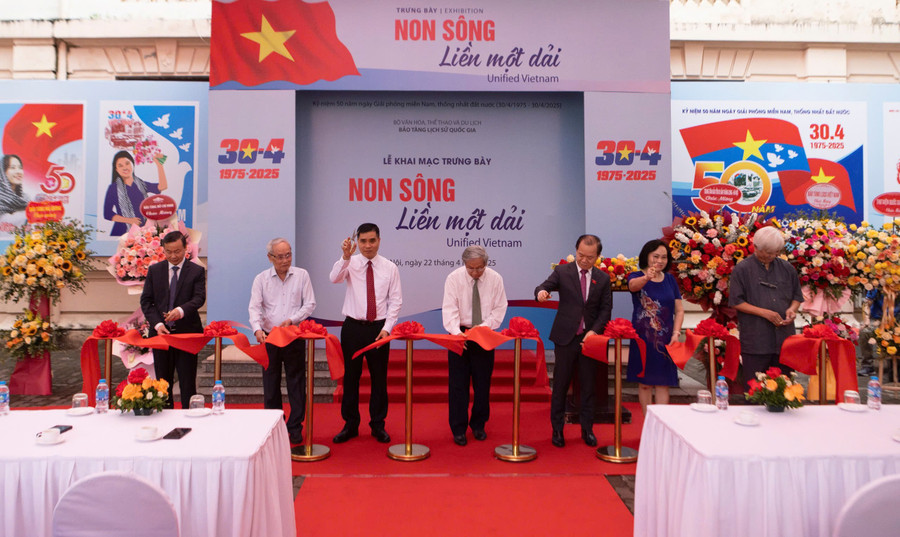 Các đại biểu cắt băng khai mạc trưng bày chuyên đề "Non sông liền một dải".