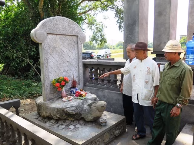 Hiện vật rùa đá - một trong những hiện vật thuộc di tích Thành Nhà Bầu từng được phát hiện - ảnh ITN.