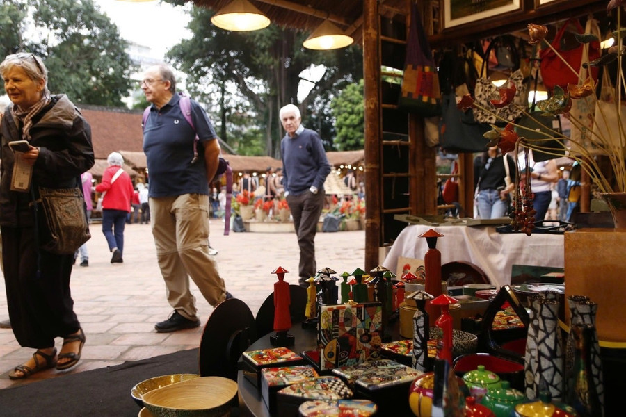 Hàng loạt sự kiện văn hóa, du lịch đang được tổ chức tại Hà Nội và TPHCM đã thu hút lượng khách quốc tế cao kỷ lục trong tháng 10/2025.