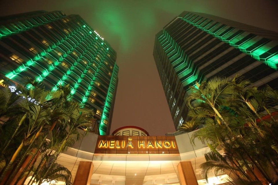 Khách sạn Melia Hà Nội bật đèn xanh kỷ niệm Ngày Thánh Patrick - Ngày Quốc khánh của Ireland.