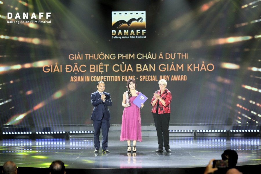 Đạo diễn Dương Diệu Linh nhận giải tại DANAFF III.