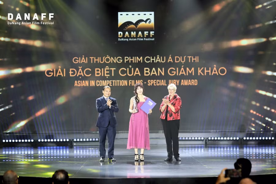 Đạo diễn Dương Diệu Linh nhận giải tại DANAFF III.