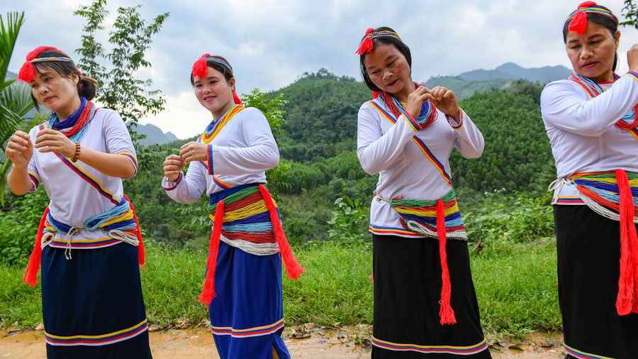Điệu múa cà đáo của đồng bào Co đã và đang được phục hồi và truyền lại cho thế hệ trẻ - Ảnh: ITN. ca-dao-1.jpg