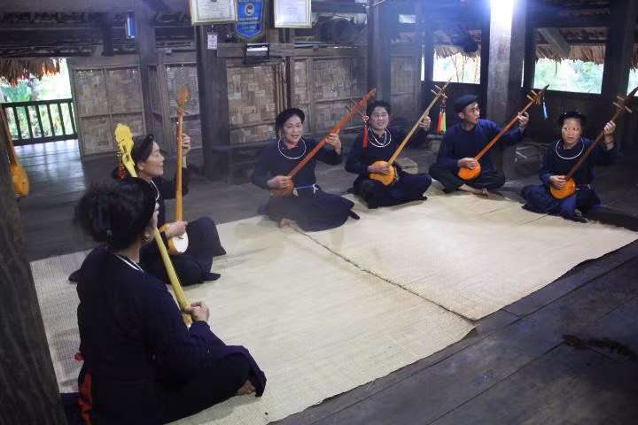 lien hoan hat then.jpg