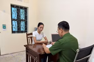 Đối tượng Trần Thị Huyền tại cơ quan điều tra. Ảnh Công an tỉnh Hưng Yên.