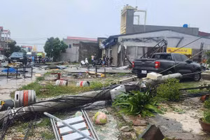 Cột điện đổ ngổn ngang sau cơn lốc.