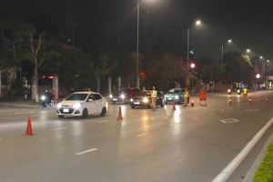 Lực lượng CSGT kiểm tra nồng độ cồn người điều khiển phương tiện tham gia giao thông trong dịp Tết Nguyên đán.
