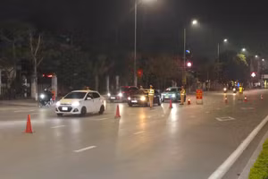 Lực lượng CSGT kiểm tra nồng độ cồn người điều khiển phương tiện tham gia giao thông trong dịp Tết Nguyên đán.