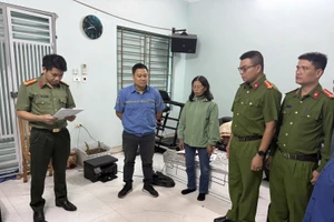 Cơ quan An ninh điều tra Công an Hưng Yên tống đạt quyết định khởi tố. Ảnh: Công an tỉnh Hưng Yên.