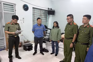 Cơ quan An ninh điều tra Công an Hưng Yên tống đạt quyết định khởi tố. Ảnh: Công an tỉnh Hưng Yên.