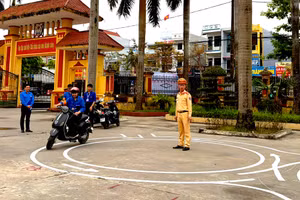Phòng CSGT (Công an tỉnh Hưng Yên) hướng dẫn hướng dẫn kỹ năng lái xe an toàn cho học sinh.