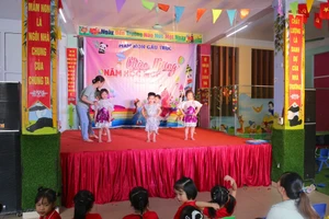 Các tiết mục văn nghệ được các em học sinh miệt mài luyện tập.