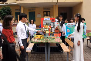 Điểm nhấn của ngày hội là chuỗi hoạt động trải nghiệm tại 10 trạm STEAM – AI – Robotics.