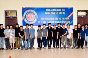 Các đối tượng tại cơ quan Công an. Ảnh: Công an tỉnh Hưng Yên