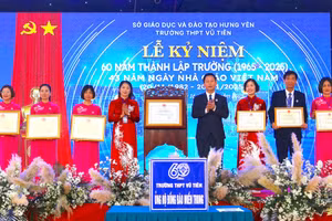 Tập thể Trường THPT Vũ Tiên và các cá nhân vinh dự đón nhận bằng khen của Bộ trưởng Bộ GD&ĐT và Chủ tịch UBND tỉnh Hưng Yên.