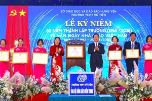 Tập thể Trường THPT Vũ Tiên và các cá nhân vinh dự đón nhận bằng khen của Bộ trưởng Bộ GD&ĐT và Chủ tịch UBND tỉnh Hưng Yên.