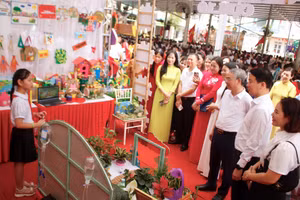 Học sinh hào hứng giới thiệu sản phẩm STEM của mình.