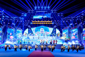 Chương trình văn nghệ khai mạc. Ảnh: Đinh Chiến