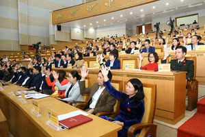 Các đại biểu HĐND tỉnh Hưng Yên biểu quyết thông qua các nghị quyết tại Kỳ họp.