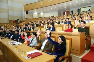 Các đại biểu HĐND tỉnh Hưng Yên biểu quyết thông qua các nghị quyết tại Kỳ họp.