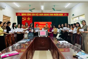 Trường Tiểu học Phúc Khánh (phường Vũ Phúc) phát động và ủng hộ quỹ “Vì người nghèo”. Ảnh: NT