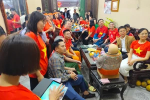 Rất đông người thân, bạn bè, bà con đến thăm gia đình hậu vệ Minh Phúc và cỗ vũ đội tuyển U23 Việt Nam trước trận bán kết U23 châu Á 2026.