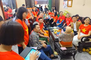 Rất đông người thân, bạn bè, bà con đến thăm gia đình hậu vệ Minh Phúc và cỗ vũ đội tuyển U23 Việt Nam trước trận bán kết U23 châu Á 2026.