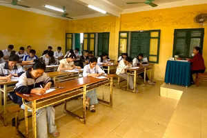 Học sinh lớp 12, Trường THPT Vũ Tiên thi thử tốt nghiệp môn Toán. Ảnh: NTCC