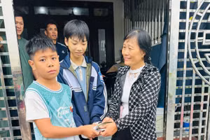 Hai em Phạm Tuấn Điệp và An Quảng Bình (lớp 7B, Trường THCS Tiên Lữ ) trả lại tài sản cho người đánh rơi.