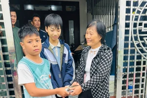 Hai em Phạm Tuấn Điệp và An Quảng Bình (lớp 7B, Trường THCS Tiên Lữ ) trả lại tài sản cho người đánh rơi.