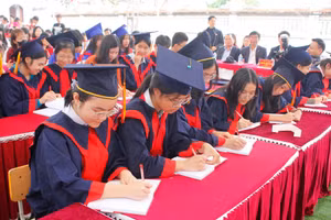 Học sinh khai bút đầu Xuân.